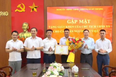 Khen thưởng người đàn ông ở Hà Tĩnh dũng cảm cứu nam thanh niên đuối nước