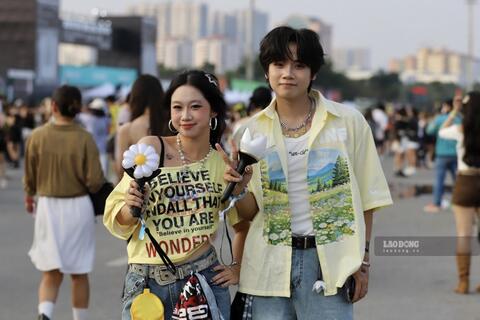 Tranh cãi khán giả trẻ hoang phí, chi tiền không tiếc tay để đi "đu concert"