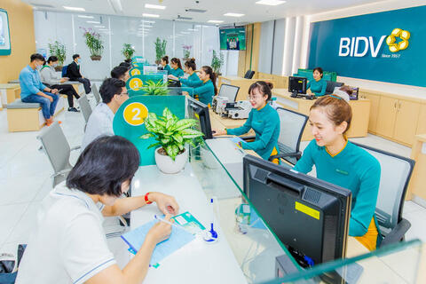 Giảm lãi suất cho vay, nguồn thu ngoài lãi là điểm tựa cho ngân hàng