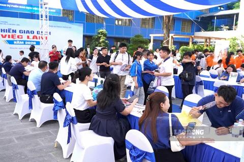 Hà Nội tuyển dụng sôi động, cảnh báo bẫy việc nhẹ lương cao
