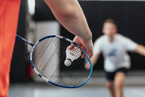 Nên chơi cầu lông hay bóng đá? So sánh để chọn môn thể thao phù hợp nhất