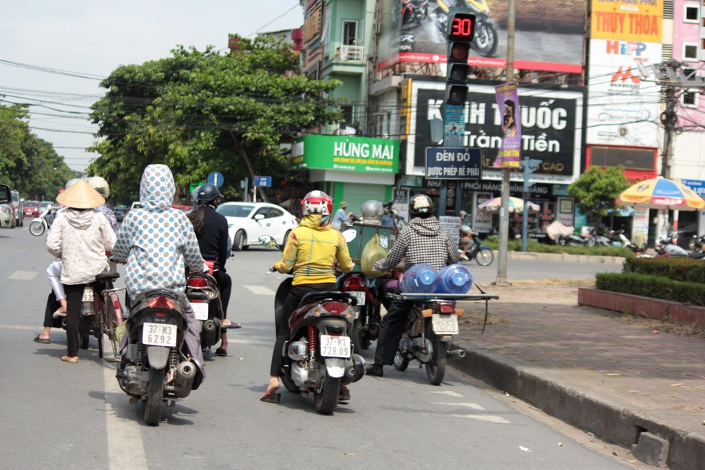 Người dân quay cuồng trong nắng nóng, mặt đường chảy nhựa giữa trưa - Hình 7