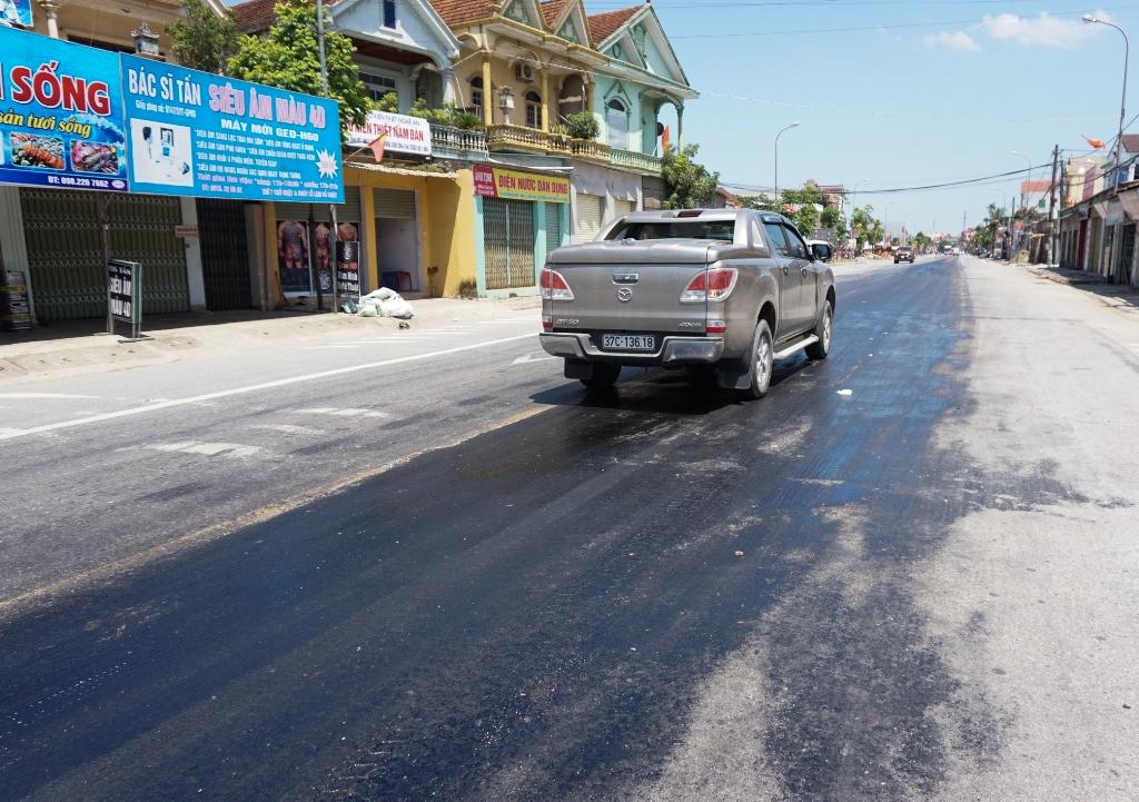 Người dân quay cuồng trong nắng nóng, mặt đường chảy nhựa giữa trưa - Hình 10