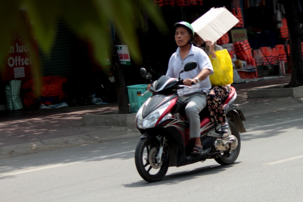 Người dân quay cuồng trong nắng nóng, mặt đường chảy nhựa giữa trưa - Hình 4