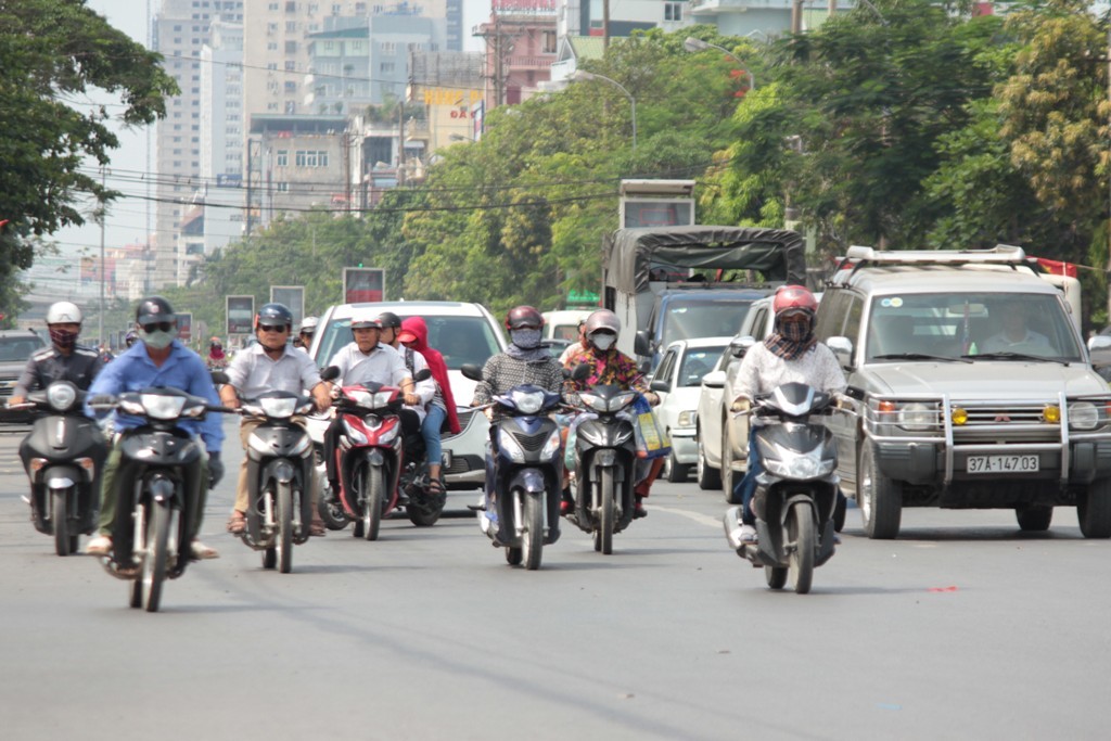 Người dân quay cuồng trong nắng nóng, mặt đường chảy nhựa giữa trưa - Hình 1