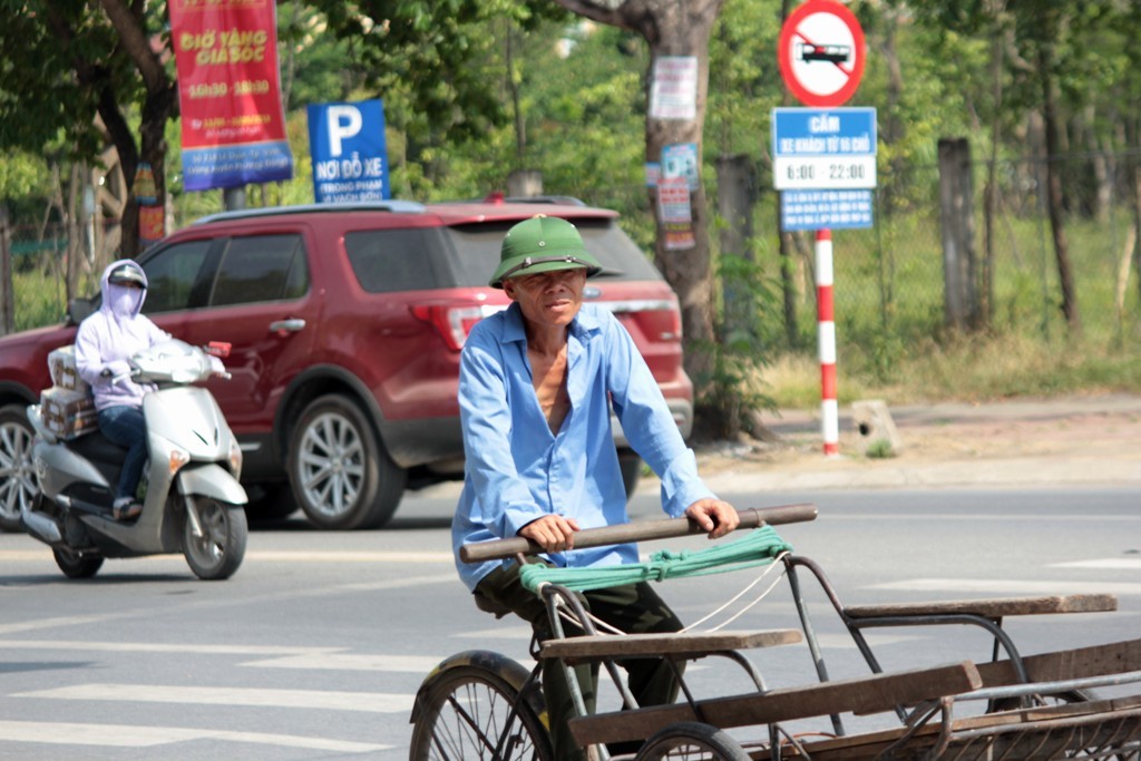 Người dân quay cuồng trong nắng nóng, mặt đường chảy nhựa giữa trưa - Hình 9