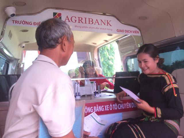 Agribank đưa dịch vụ ngân hàng đến từng hộ dân - Ảnh 1. Agribank đưa dịch vụ ngân hàng đến từng hộ dân - Ảnh 1.