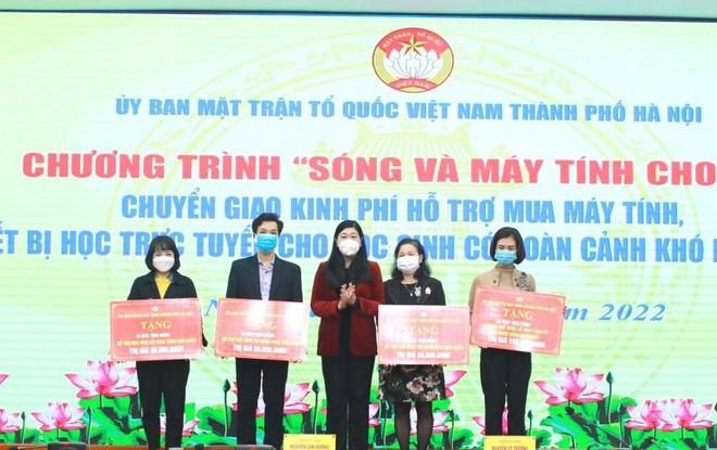 Hà Nội: Hỗ trợ thiết bị học trực tuyến cho hơn 1.000 học sinh nghèo ảnh 1