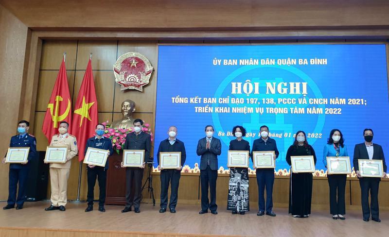 UBND quận Ba Đình khen thưởng các tập thể, cá nhân có thành tích xuất sắc trong thực hiện công tác năm 2021 của Ban Chỉ đạo 197, 138, phòng cháy, chữa cháy và cứu nạn, cứu hộ.