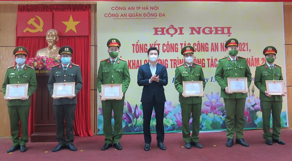 Chủ tịch UBND quận Đống Đa Lê Tuấn Định trao Giấy khen cho các đơn vị đạt thành tích trong năm 2021.