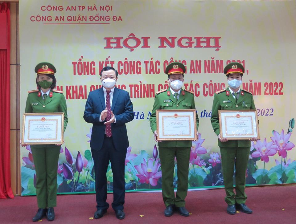 Bí thư Quận uỷ Đống Đa Đinh Trường Thọ trao Bằng khen cho các đơn vị đạt thành tích trong năm 2021.
