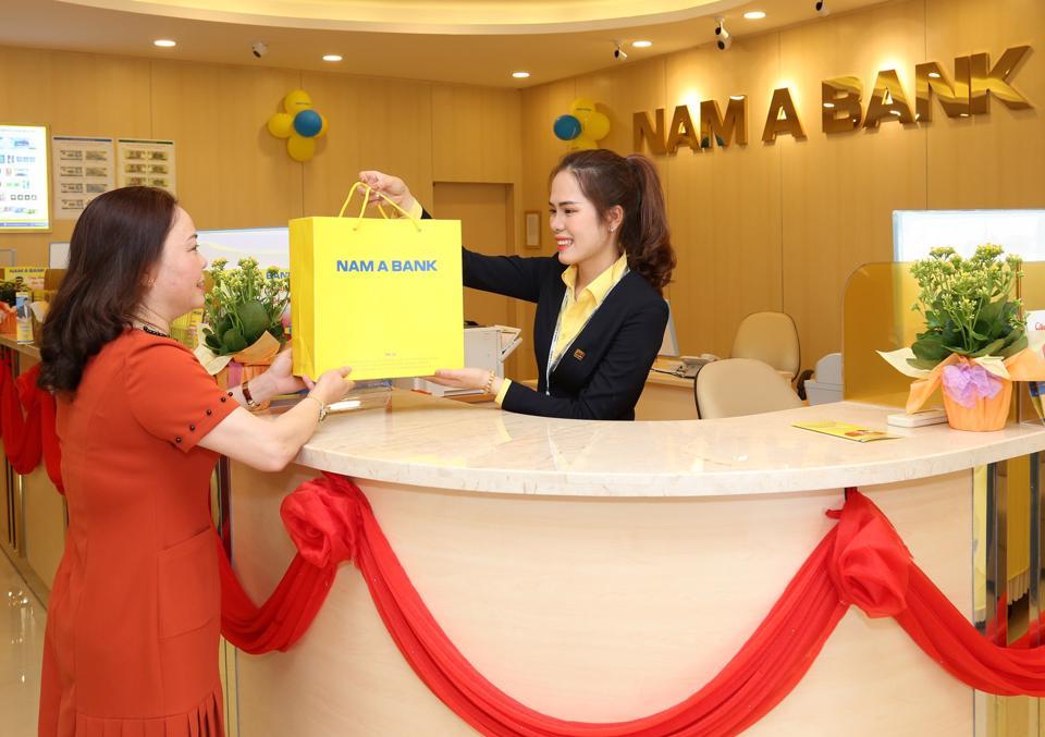 Khách hàng giao dịch tại Nam A Bank