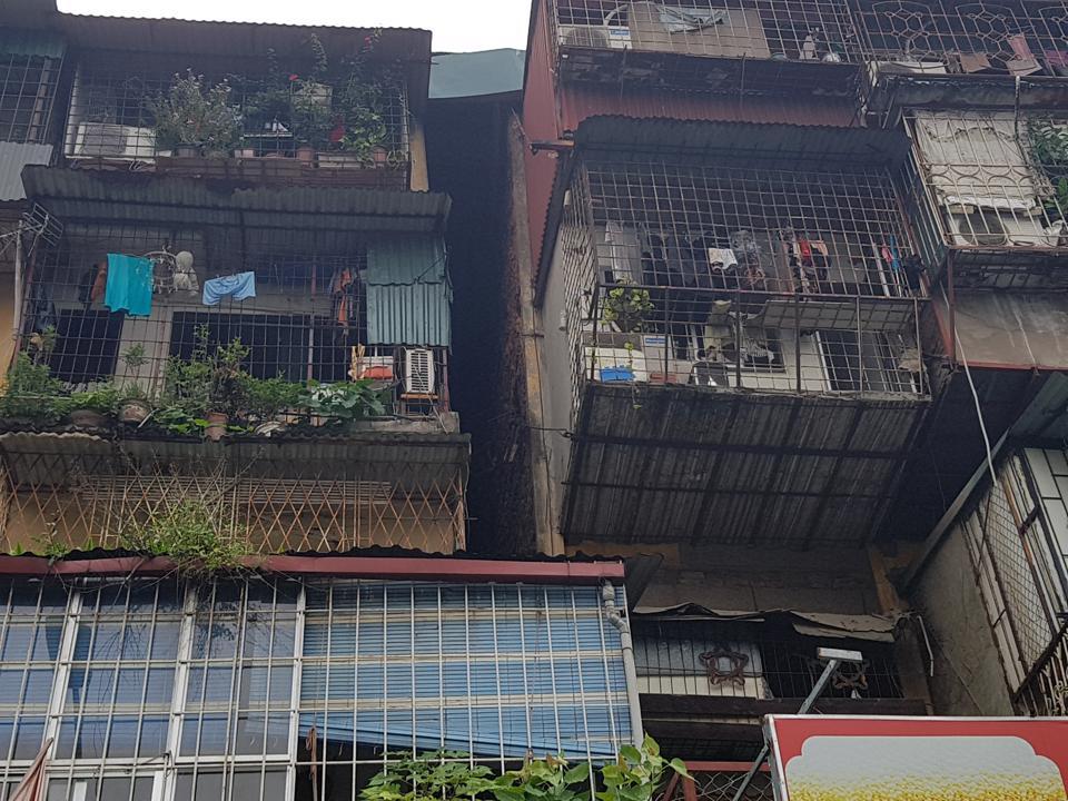 Tại nhà các chung cư nguy hiểm cấp D còn một số hộ chưa đồng thuận di dời vì muốn biết rõ thời gian được quay lại với nơi ở cũ và chính sách tái định cư.