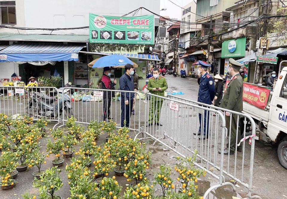 Phó Chủ tịch UBND quận Đống Đa Hà Anh Tuấn cùng tổ liên ngành kiểm tra việc đảm bảo trật tự an toàn giao thông, trật tự đô thị trên địa bàn quận.