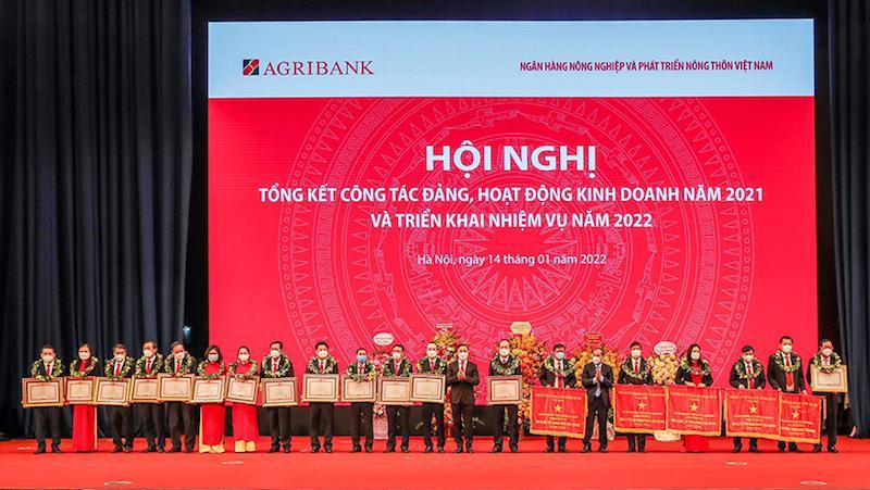 Trao tặng các danh hiệu thi đua cao quý của Nhà nước, NHNN và Agribank cho các tập thể, cá nhân có thành tích xuất sắc