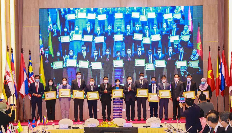 Đại diện nước chủ nhà đã  trao thư mời tham dự SEA Games tới đại diện Đại sứ quán các quốc gia tham dự SEA Games 31
