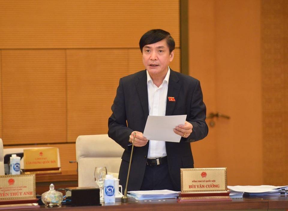 Tổng Thư ký, Chủ nhiệm Văn phòng Quốc hội Bùi Văn Cường báo cáo tại phiên họp. Ảnh: Quochoi.vn