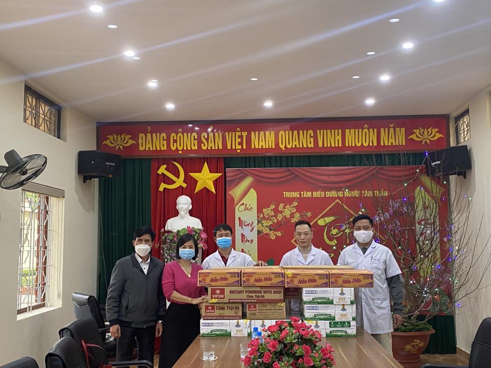 Văn phòng Báo Kinh tế & Đô thị tại Hải Phòng trao tặng 400 suất quà cho bệnh nhân tâm thần. Ảnh Hải Yến