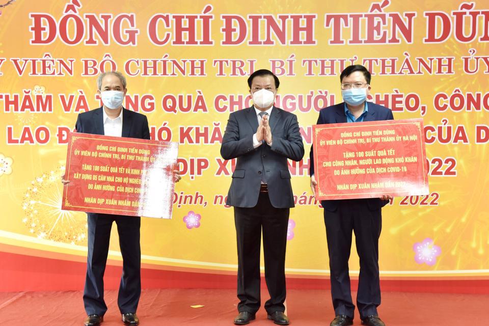 Bí thư Thành ủy Đinh Tiến Dũng đã trao quà của TP Hà Nội cho 100 hộ nghèo, hộ có hoàn cảnh khó khăn do ảnh hưởng Covid-19 trên địa bàn tỉnh Nam Định; tặng kinh phí xây dựng 5 nhà cho hộ nghèo (40 triệu đồng/hộ); tặng 100 suất quà cho công nhân có hoàn cảnh khó khăn do dịch Covid-19.