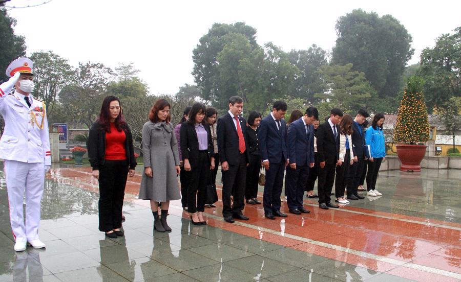 Đoàn công tác kính viếng các anh hùng liệt sĩ tại Tượng đài Bắc Sơn