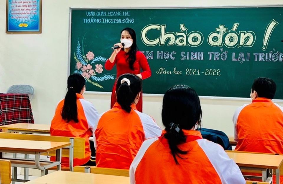 Giáo viên hướng dẫn học sinh về các biện pháp phòng chống dịch trong quá trình học tập tại các lớp học.