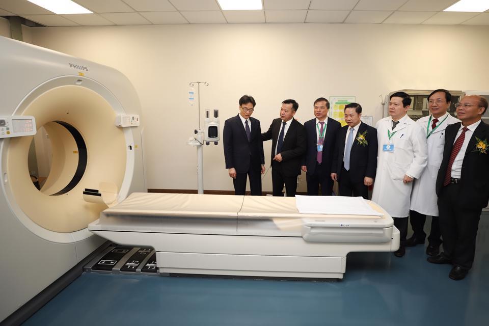 Shark Nguyễn Thanh Việt cùng đội ngũ y bác sĩ thăm phòng khám điều trị chất lượng cao. Ảnh Hoàng Anh  