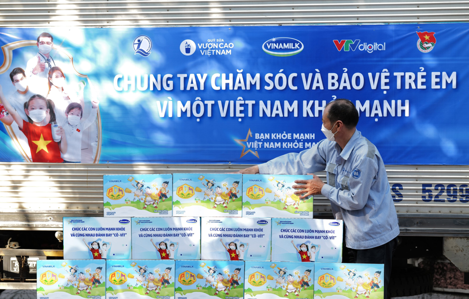 Những hộp sữa vẫn đều đặn được Vinamilk trao đến với trẻ em giai đoạn giãn cách xã hội, hay tại các khu vực cách ly, phong tỏa.