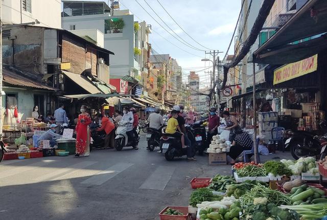 Mùng 2 Tết: Chợ, siêu thị bán lại, người dân chậm rãi mua sắm  - Ảnh 1.