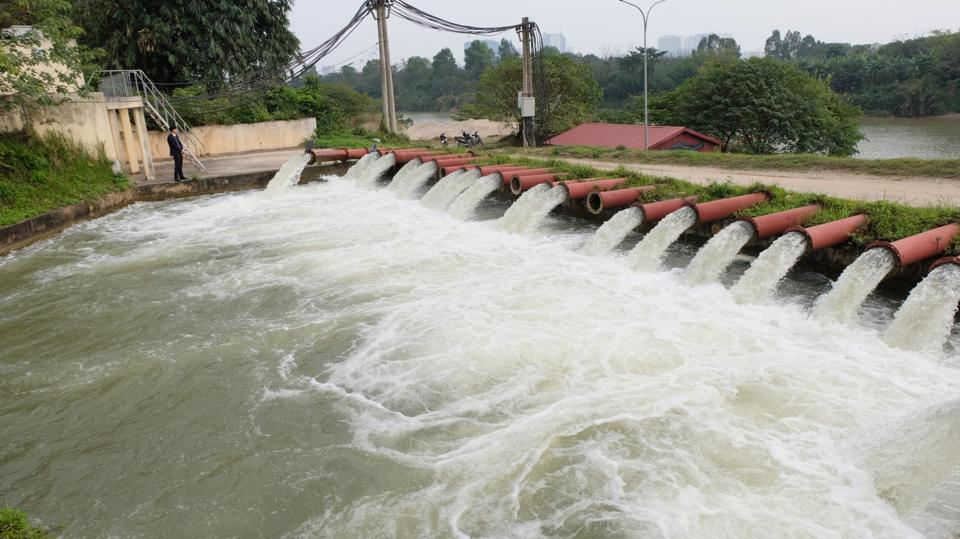 Vận hành trạm bơm dã chiến Ấp Bắc (huyện Đông Anh) lấy nước gieo cấy vụ Xuân 2022. Ảnh: Lâm Nguyễn.