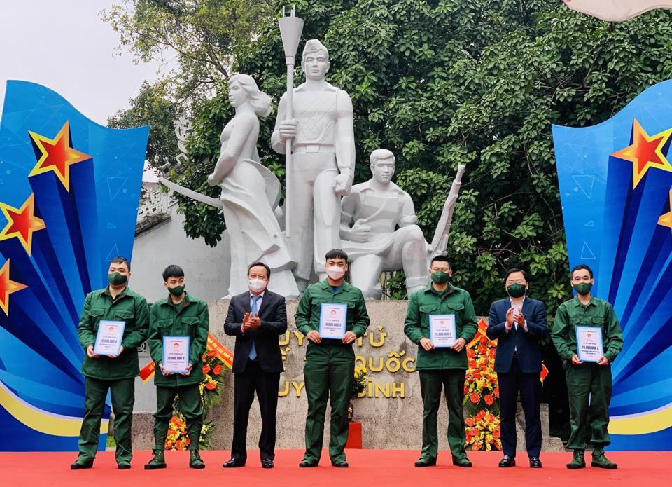 Phó Bí thư Thành ủy Hà Nội Nguyễn Văn Phong trao sổ tiết kiệm cho các tân binh.