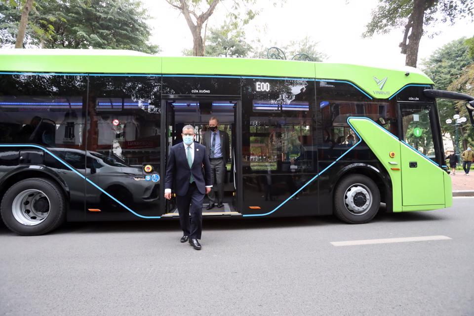 Chủ tịch COP26 Alok Sharma trải nghiệm xe bus điện tại Hà Nội. Ảnh: ĐSQ