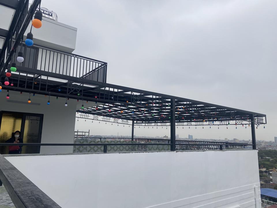 Tầng tum trên tầng 9 của công trình xây dựng sai phạm Ảnh:Hải Yến