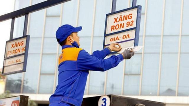 Giá xăng dầu nhảy múa, giảm thuế phí kìm đà tăng? - Ảnh 2.