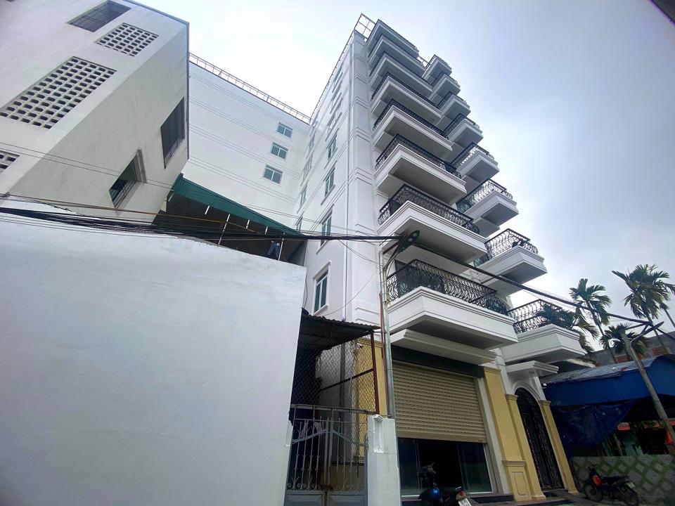 Mặt sau công trình 9 tầng cho đến nay vẫn chưa thông tin về việc có giấy phép được xây dựng hay không? Ảnh Hải Yến