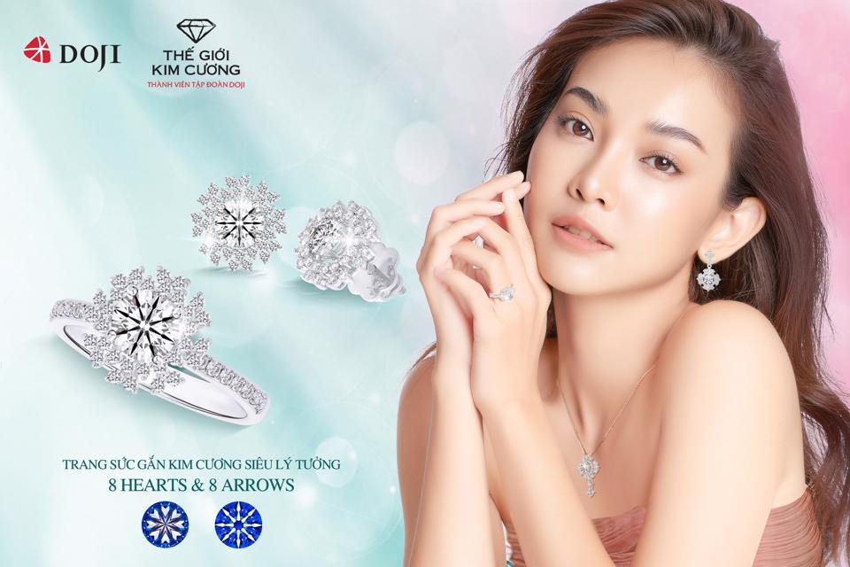 Bộ sưu tập Shining Drop  được lấy cảm hứng từ giọt sương long lanh sớm mai, tượng trưng cho vẻ đẹp thuần khiết, căng tràn sức sống của phái đẹp.