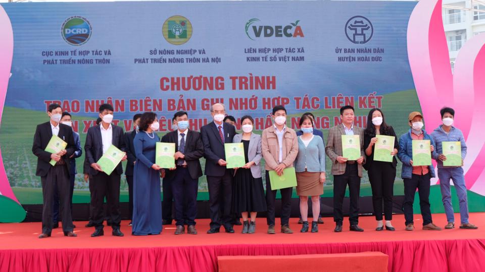 Đại diện các đơn vị, doanh nghiệp và hợp tác xã trên địa bàn Hà Nội trao nhận hợp đồng liên kết tiêu thụ nông sản, thực phẩm. Ảnh: Trọng Tùng.