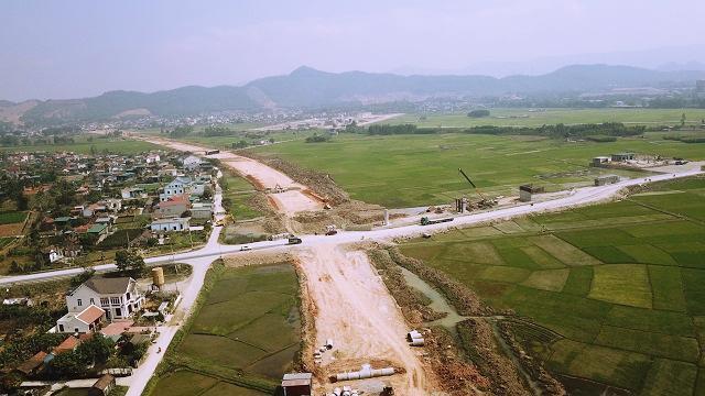 “Ban luôn yêu cầu các nhà thầu phối hợp chặt chẽ với chính quyền địa phương tháo gỡ các điểm nghẽn về mặt bằng, đường lưới điện, đường công vụ để tạo điều kiện cho quá trình thi công”, đại diện Ban quản lý 6 cho hay.