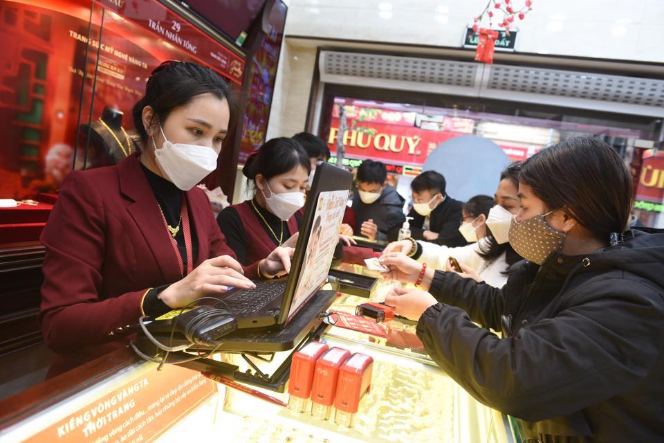 Mua bán vàng tại cửa hàng trên phố Trần Nhân Tông, Hà Nội. Ảnh: Phạm Hùng