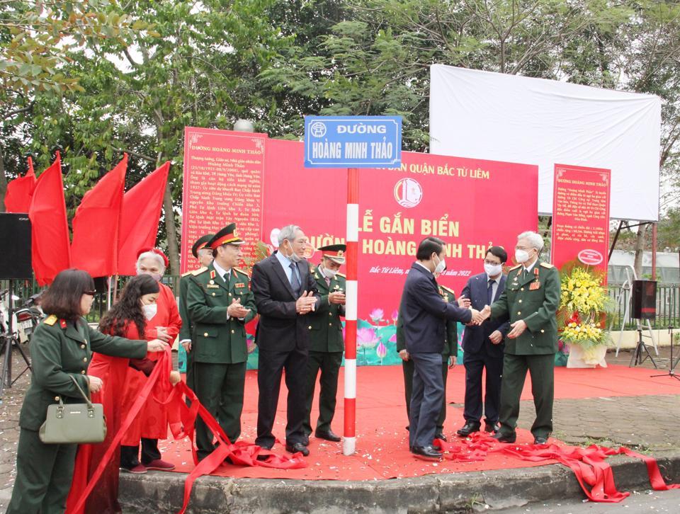  Nghi thức gắn biển tại đường Hoàng Minh Thảo.