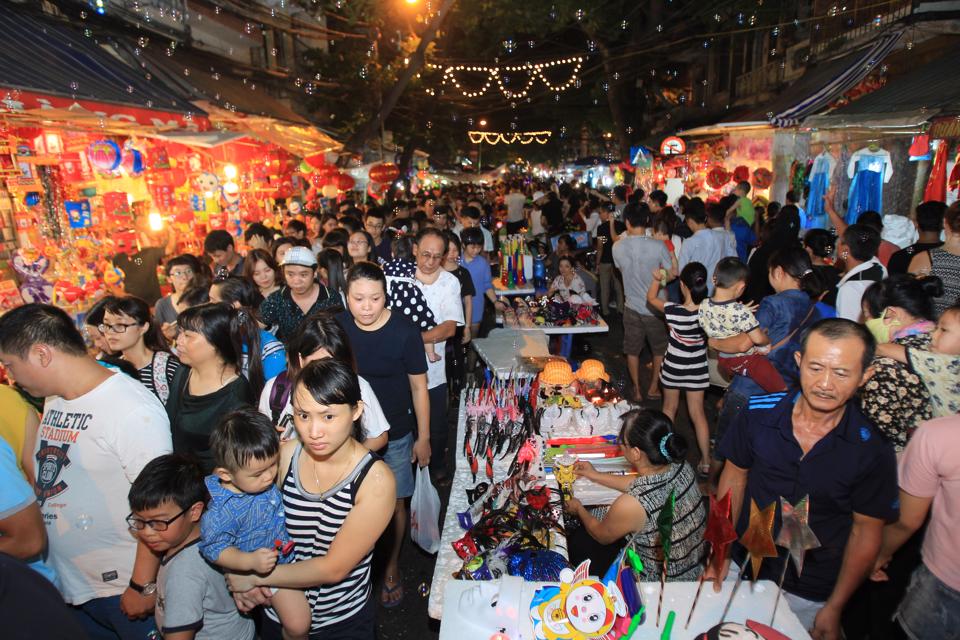 Chợ đêm phố cổ Hà Nội thời điểm dịch Covid-19 chưa bùng phát. Ảnh: Công Hùng