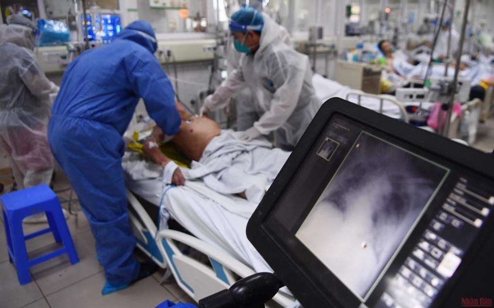 Điều trị bệnh nhân Covid-19 tại Bệnh viện Bệnh Nhiệt đới Trung ương. Ảnh: Thành Đạt