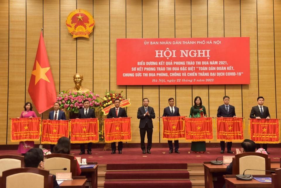 Chủ tịch UBND TP Hà Nội Chu Ngọc Anh trao Cờ thi đua của Chính phủ cho các tập thể: Nhân dân và cán bộ quận Đống Đa; Nhân dân và cán bộ quận Hai Bà Trưng; Nhân dân và cán bộ huyện Gia Lâm; Nhân dân và cán bộ huyện Mỹ Đức; Nhân dân và cán bộ huyện Ba Vì; Báo Kinh tế và Đô thị; Trường Cao đẳng Y tế Hà Đông; Trường Cao đẳng nghề Công nghiệp Hà Nội
