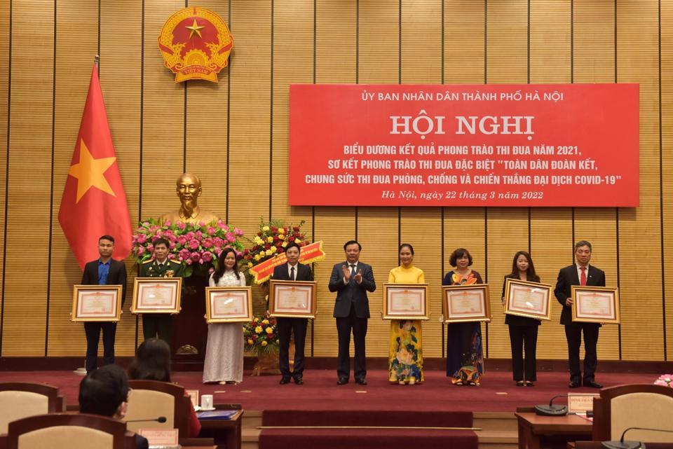 Bí thư Đinh Tiến Dũng trao Bằng khen của Thủ tướng Chính phủ cho 8 tập thể: Công ty Cổ phần Tập đoàn vàng bạc đá quý Doji; Công ty cổ phần Tập đoàn Sunshine; Phòng Y tế quận Long Biên Phòng Y tế quận Đống Đa; Phòng Y tế quận Hoàng Mai; Phòng Y tế huyện Sóc Sơn Hội Cựu chiến binh phường Vĩnh Tuy, quận Hai Bà Trưng; Đoàn TNCS Hồ Chí Minh xã Liên Trung, huyện Đan Phượng
