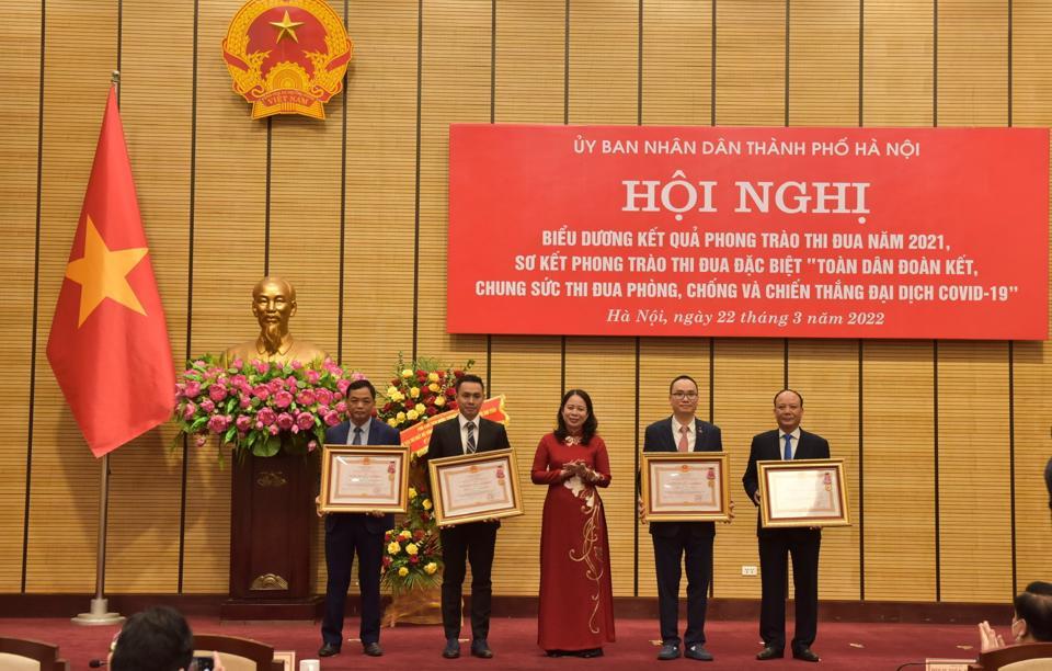 Phó Chủ tịch nước Võ Thị Ánh Xuân trao Huân chương Lao động hạng Ba cho 04 tập thể: Công ty cổ phần Tập đoàn T&T 2; Công ty cổ phần Tập đoàn BRG 3; Công ty cổ phần đầu tư địa ốc Hải Đăng - Tập đoàn HDMon Holdings 4; Công ty cổ phần Tập đoàn Phượng Hoàng Xanh A&A - Tập đoàn Phennikaa