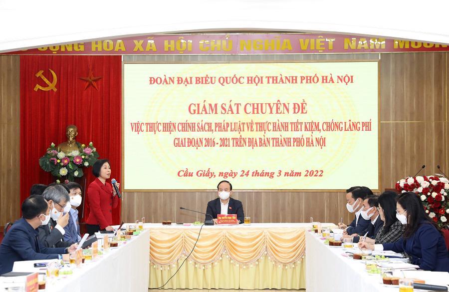 Phó Trưởng Đoàn chuyên trách Đoàn ĐB Quốc hội TP Hà Nội Phạm Thị Thanh Mai điều hành phần thảo luận tại cuộc giám sát