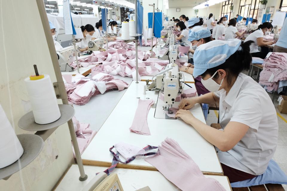 Công nhân Tổng Công ty May 10 may hàng xuất khẩu. Ảnh: Phạm Hùng  