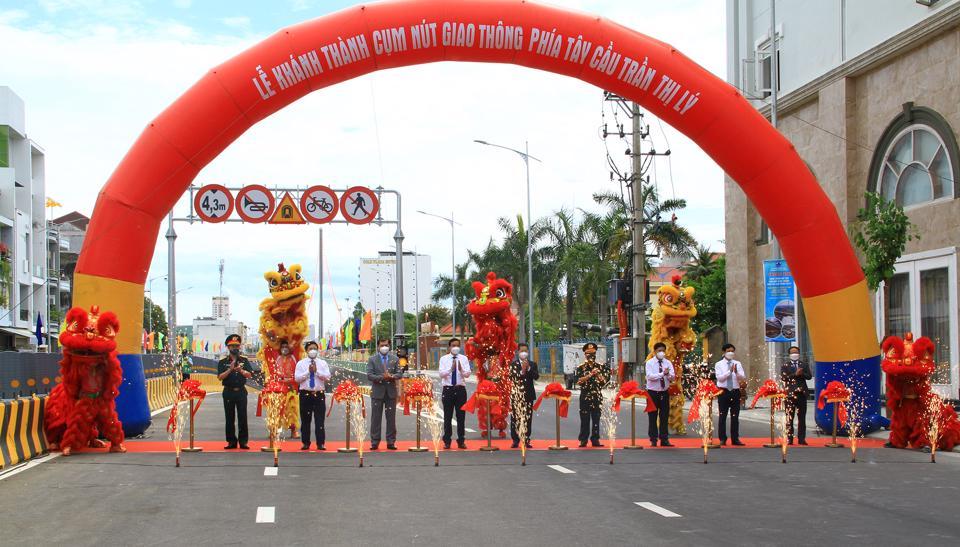 Lãnh đạo TP Đà Nẵng cắt băng khánh thành dự án. Ảnh: Quang Hải