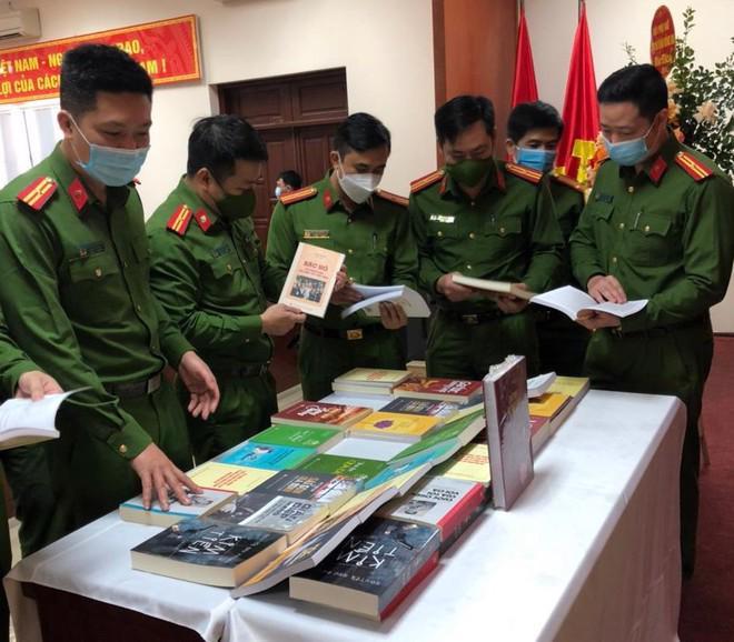Các cán bộ, chiến sỹ Công an quận Đống Đa tham gia “Ngày sách và văn hóa đọc” năm 2022.