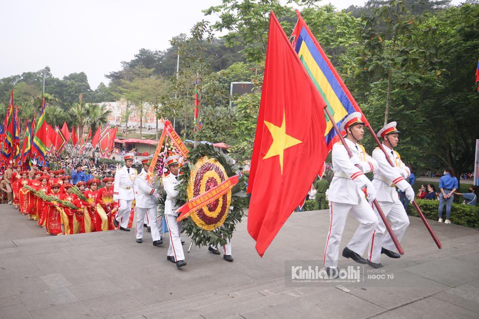 Người dân tránh khung giờ 7 giờ – 9 giờ  sáng ngày 10/3 âm lịch, vì đây là thời điểm lãnh đạo Đảng, Nhà nước thực hiện nghi lễ dâng hương.