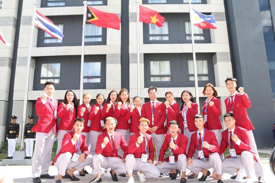 Lễ thượng cờ được tổ chức nhằm mục đích khích lệ tinh thần thi đấu của các vận động viên. Ảnh: Bùi Lượng.